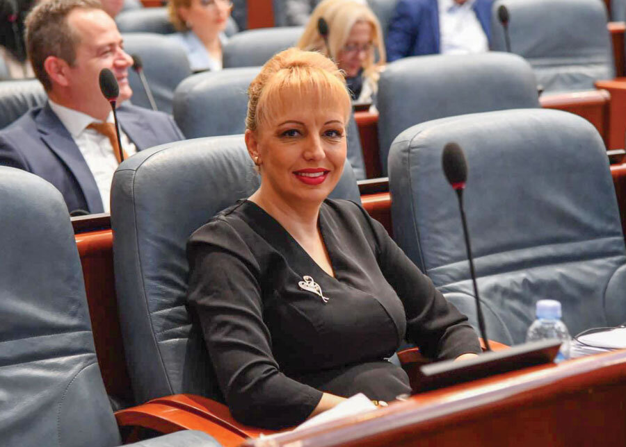 Жаклина Пешевска во македонскиот Парламент. Жаклина Пешевска во македонскиот Парламент.