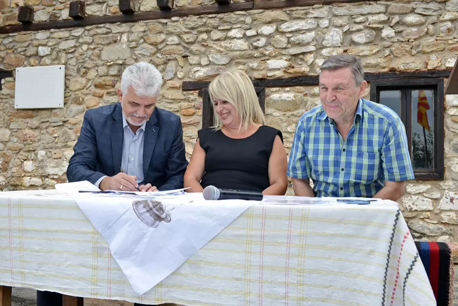Потпишување декларација за поставување на куќата на Конески на картата за посета на учениците и на туристите од Македонија и од регионот. Потпишување декларација за поставување на куќата на Конески на картата за посета на учениците и на туристите од Македонија и од регионот.