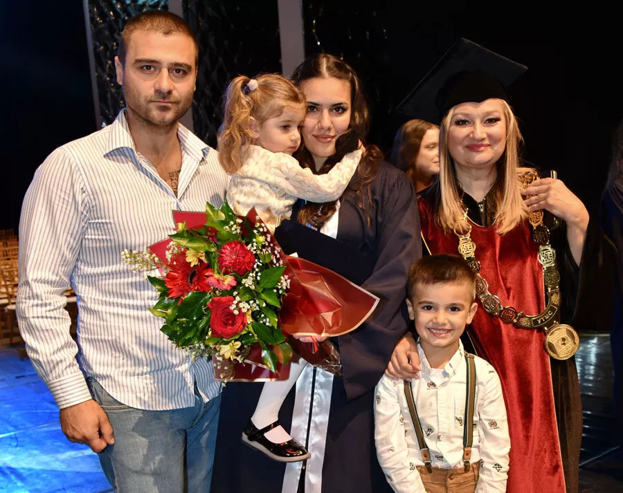 Најдобрата магистерка Марија Стоилковска - Божиновска со своето семејство Најдобрата магистерка Марија Стоилковска - Божиновска со своето семејство